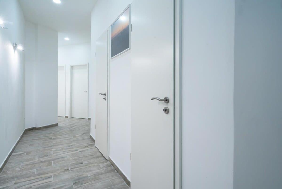 Modern Stylish At Location Apartment