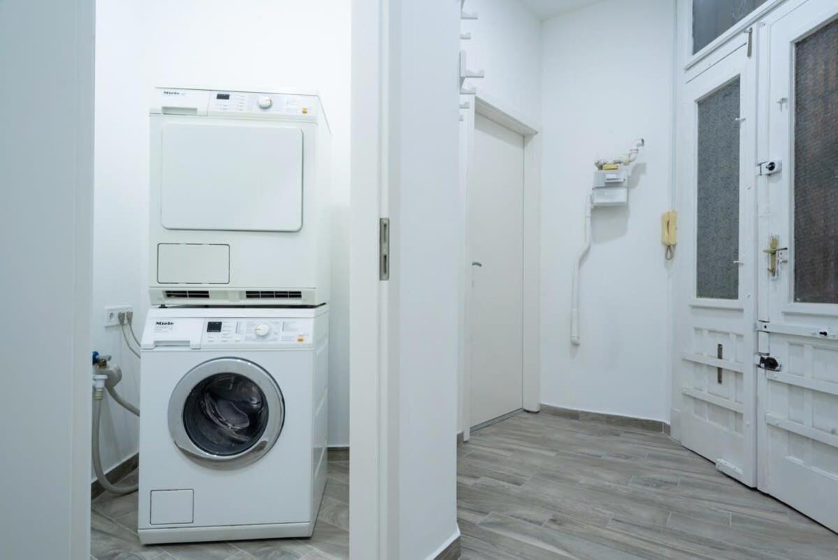 Modern Stylish At Location Apartment