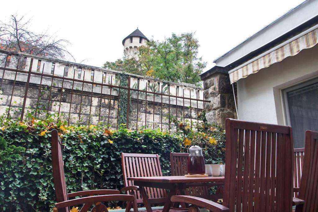 House W/castle View Garden, Wine, Garage, Netflix