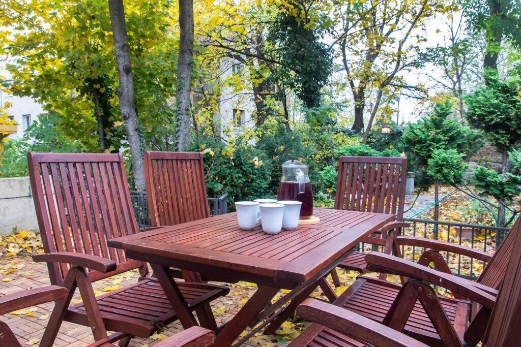 Holiday home House W/castle View Garden, Wine, Garage, Netflix *