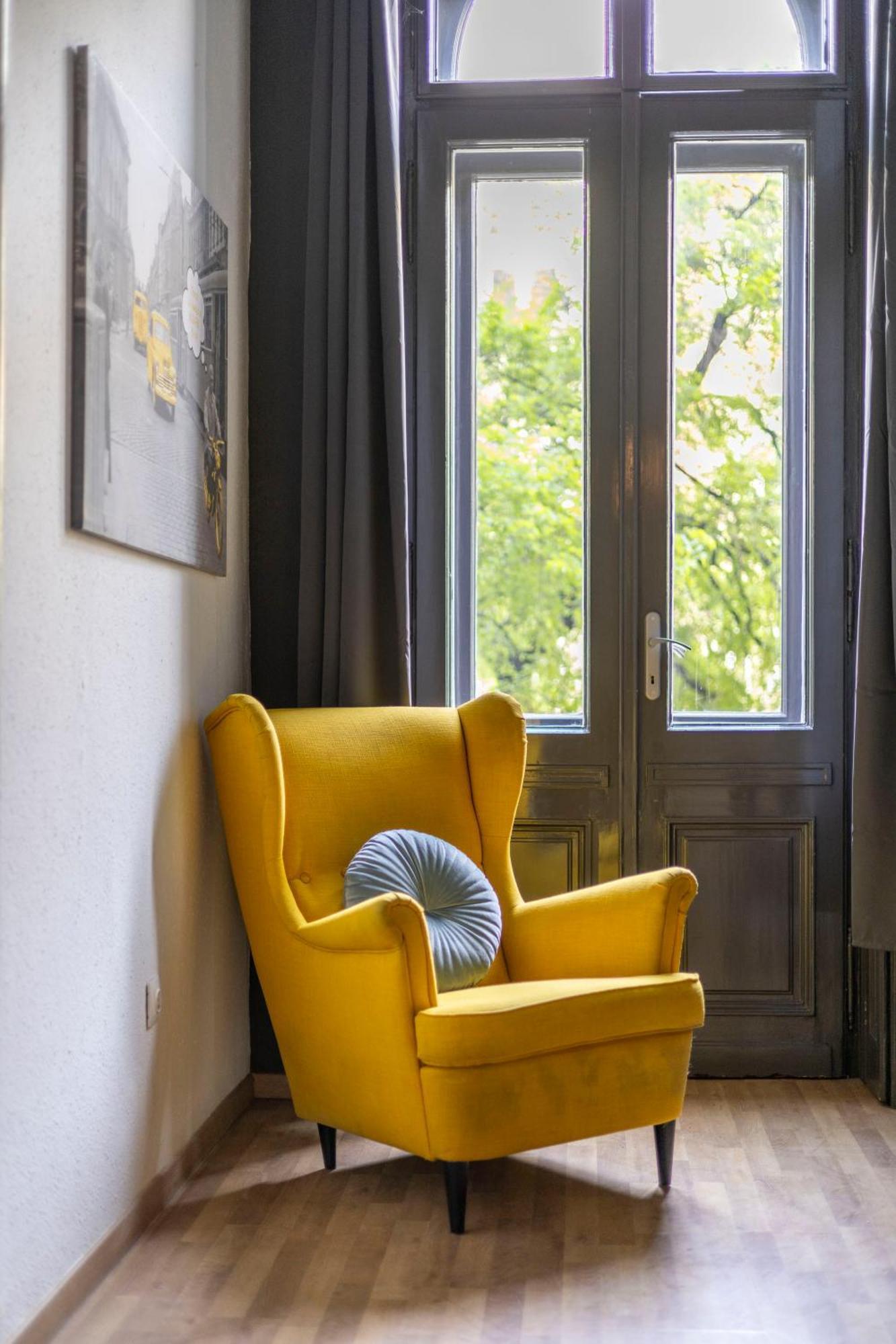 Cozy & Nostalgic Style In The Center *