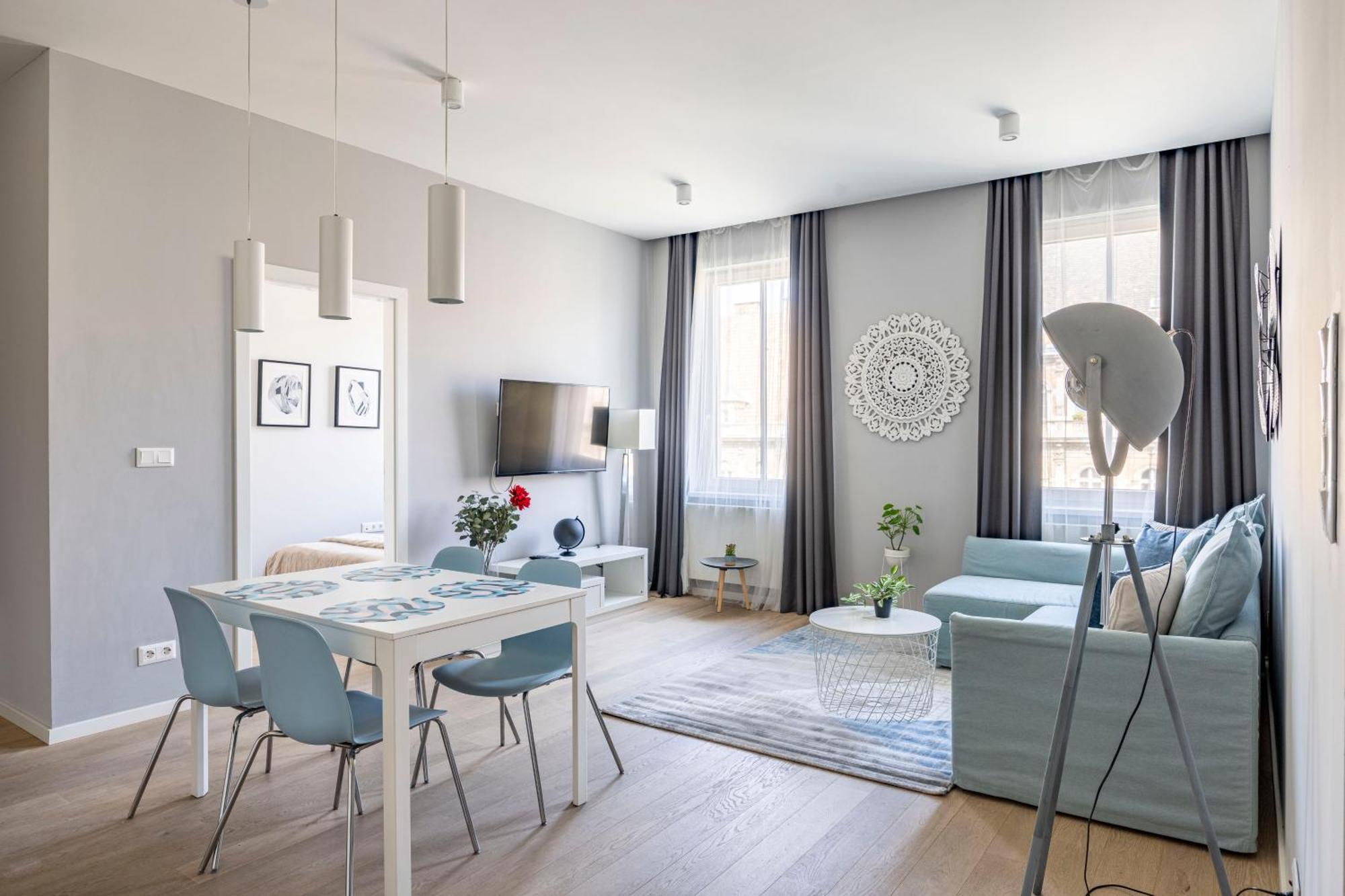 Stylish & Spacious By Prestige Homes Apartment *