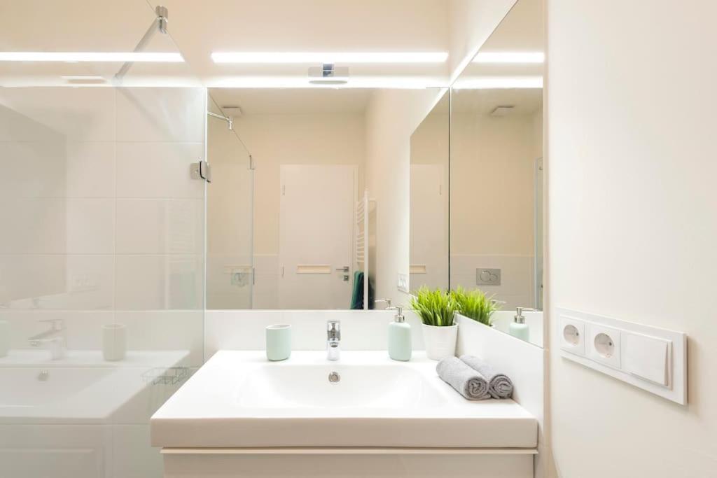 Luxury New-3bdr 3bth Sauna!city Center Lägenhet