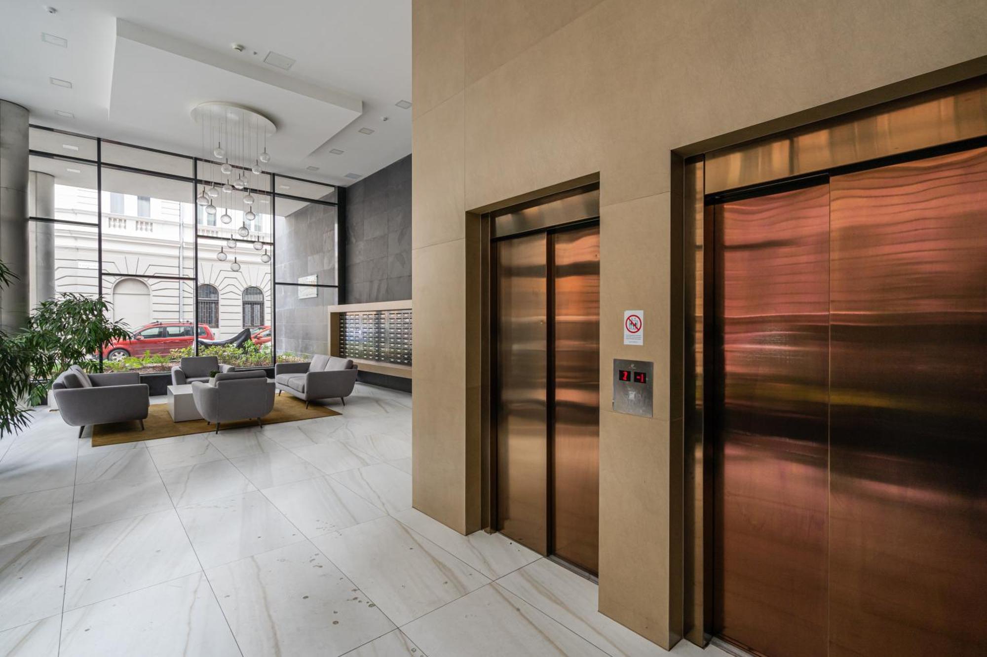 Blooming With Free Underground Parking Apartment *