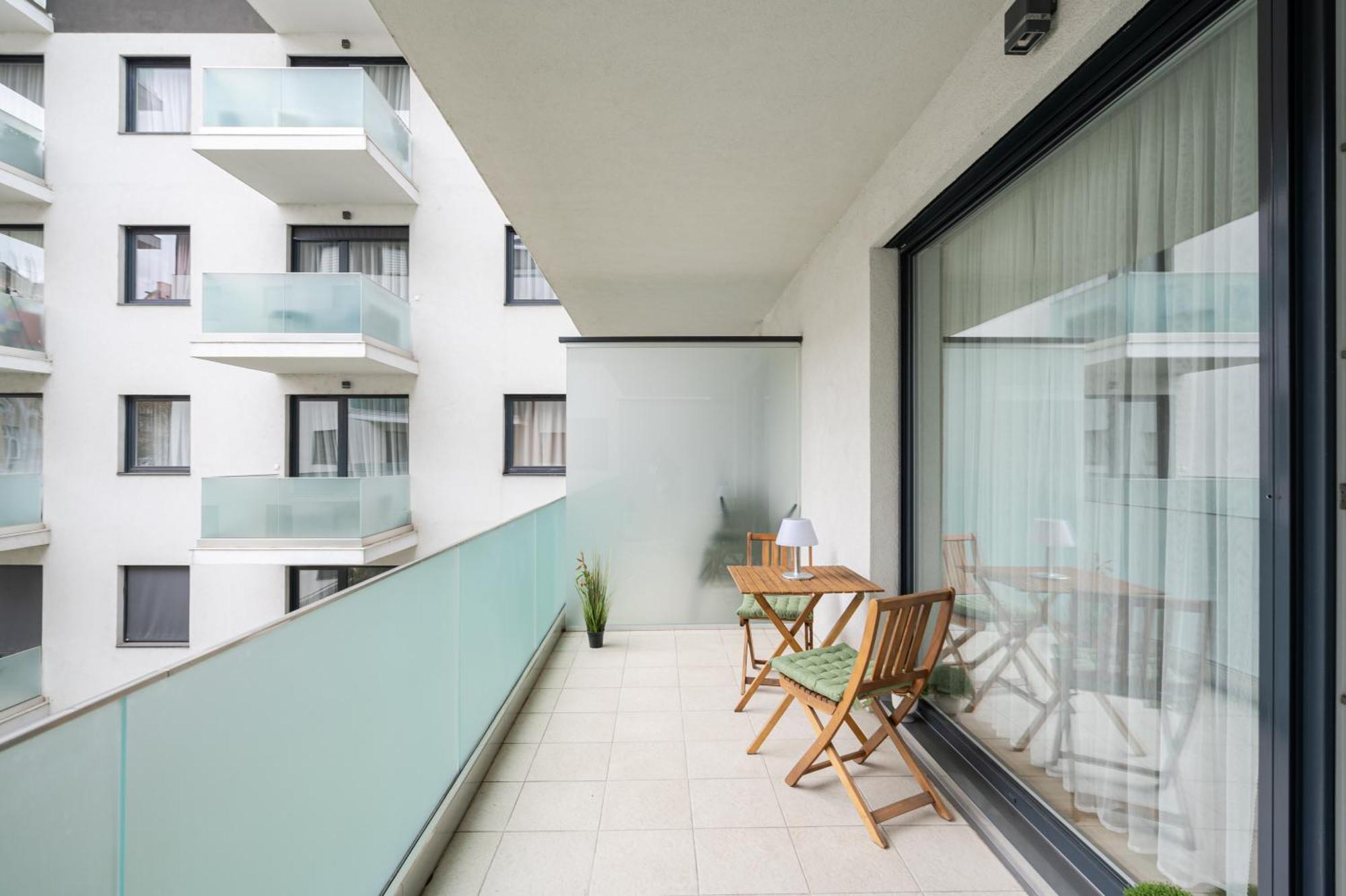 Blooming With Free Underground Parking Apartment *
