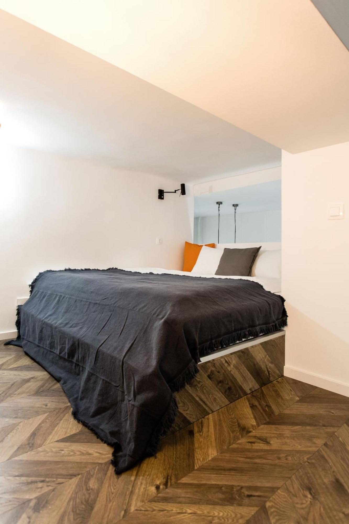 Walk To Nightlife From Elegant And Quiet Apartmán *