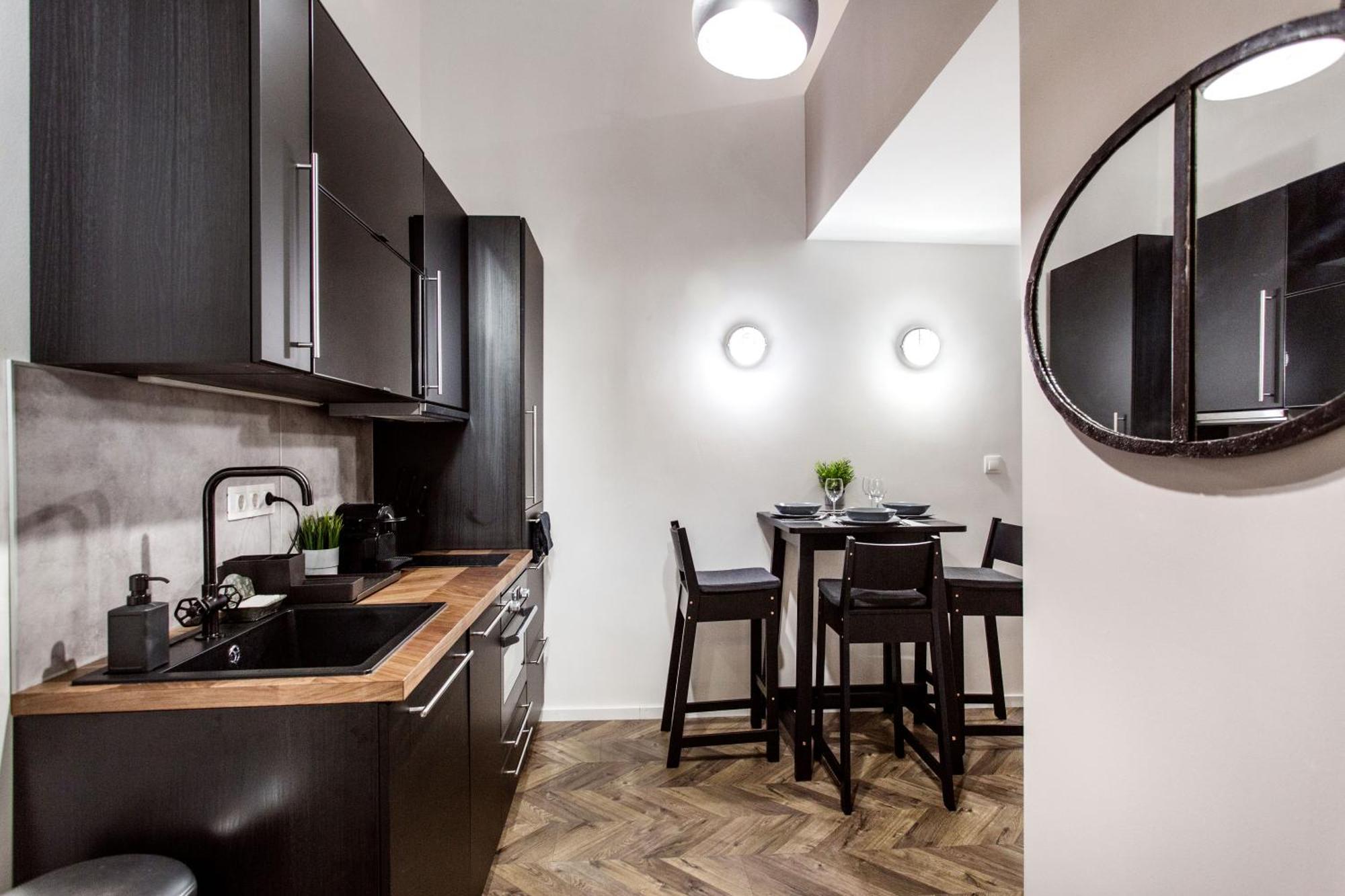 Walk To Nightlife From Elegant And Quiet *