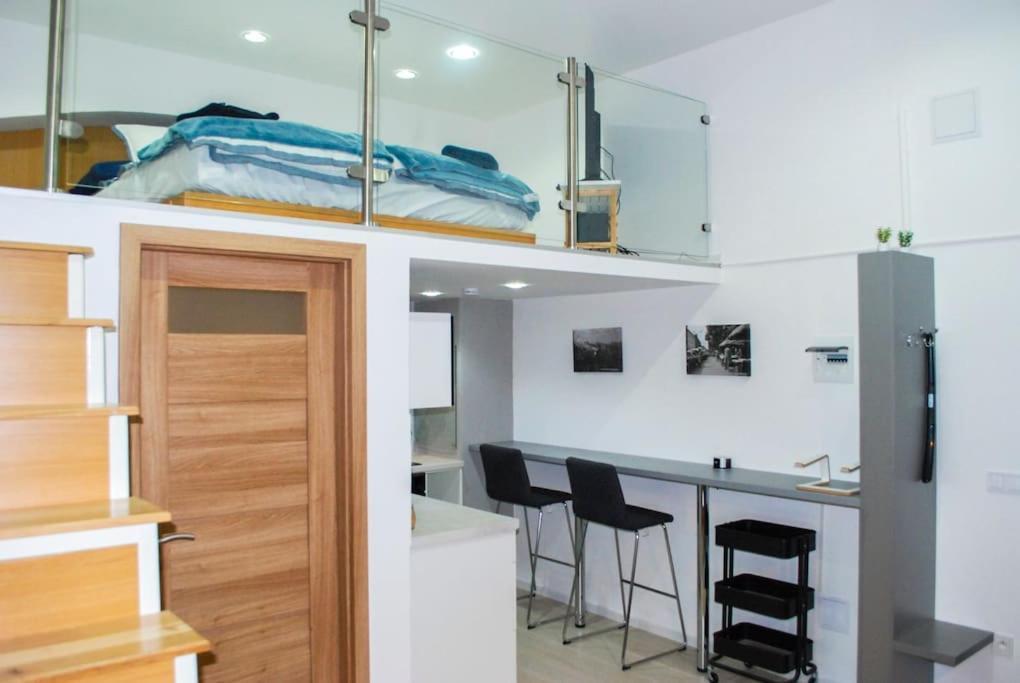Stylish Quiet W Cheap Parking Closeby