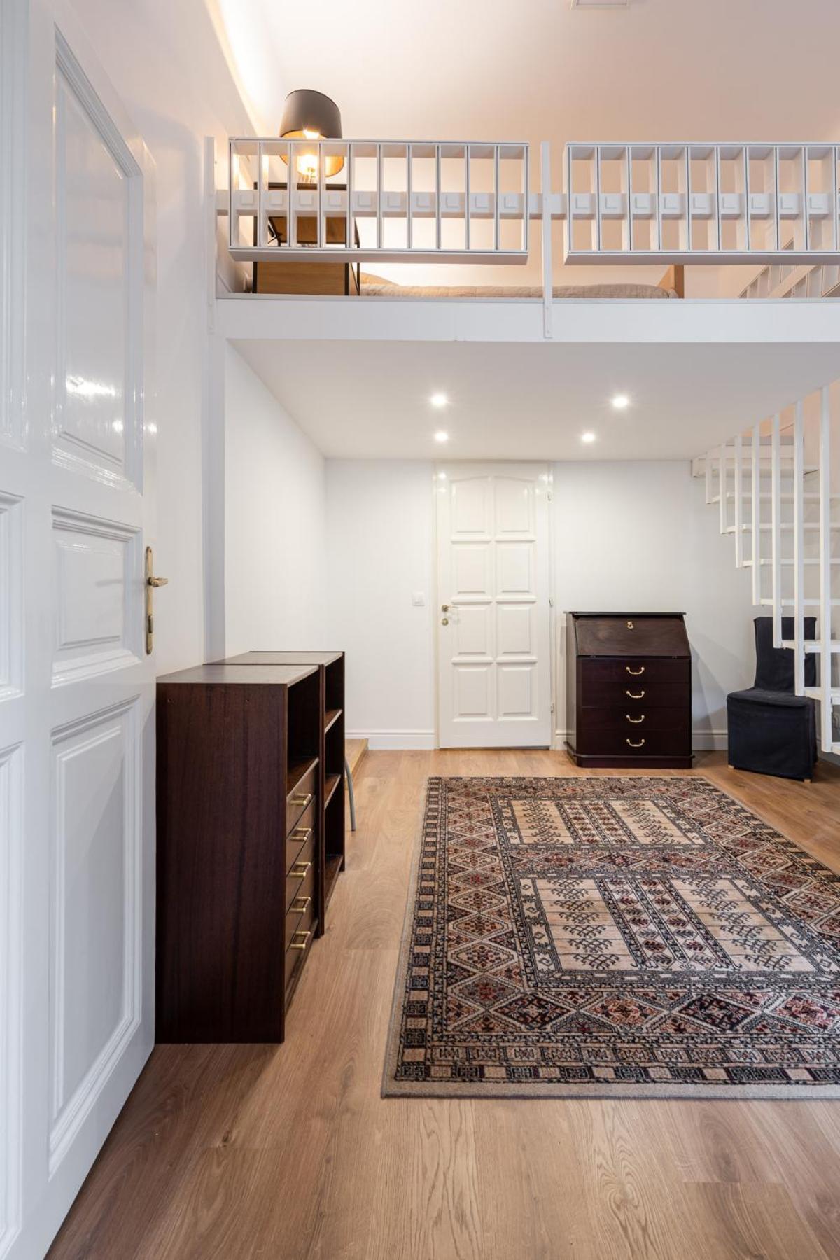 Classical With Modern Style Downtown!