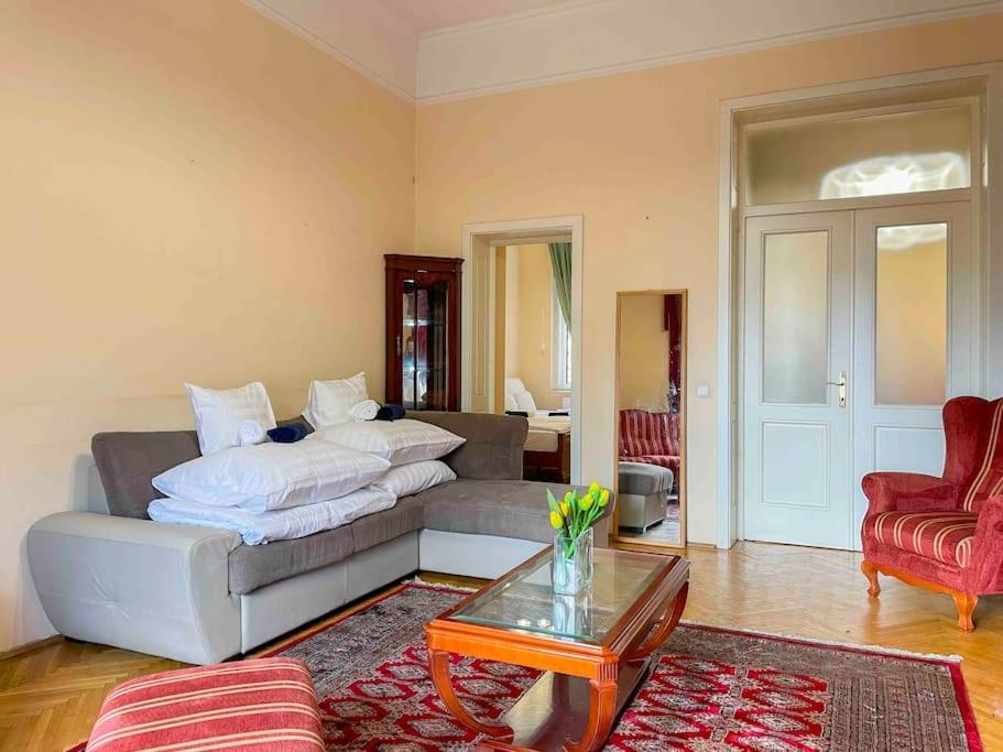 Apartment Spacious Retreat By Puskas Arena *