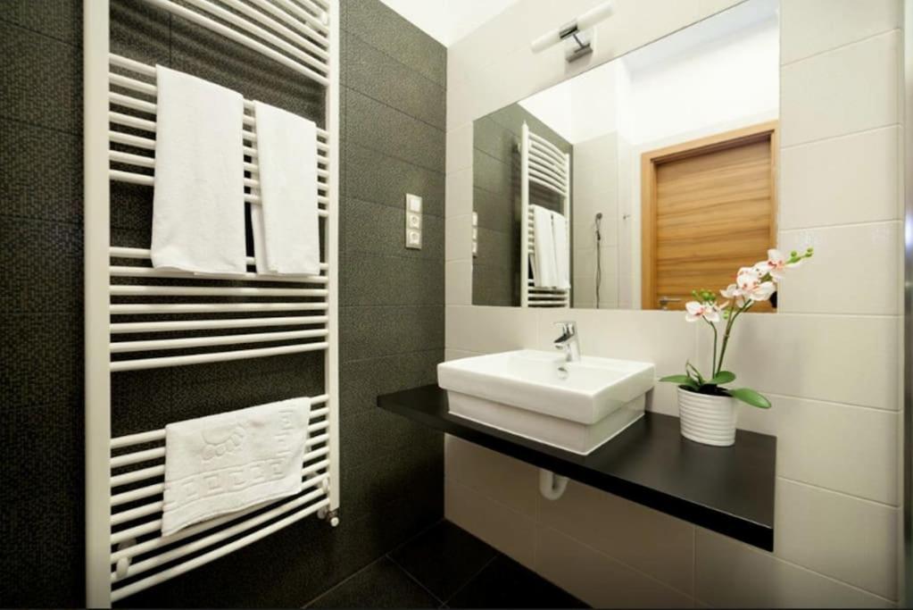 Art Deco 3 Bedroom, 3 Bathroom, Balcony Budapest