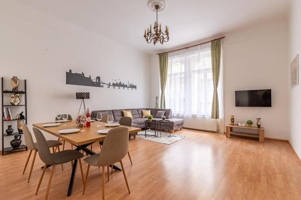 Maximilian Budapest