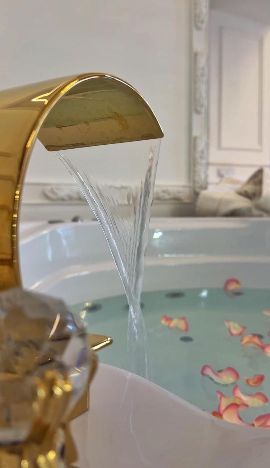 Enzo Capo Jacuzzi Andrassy Budapest