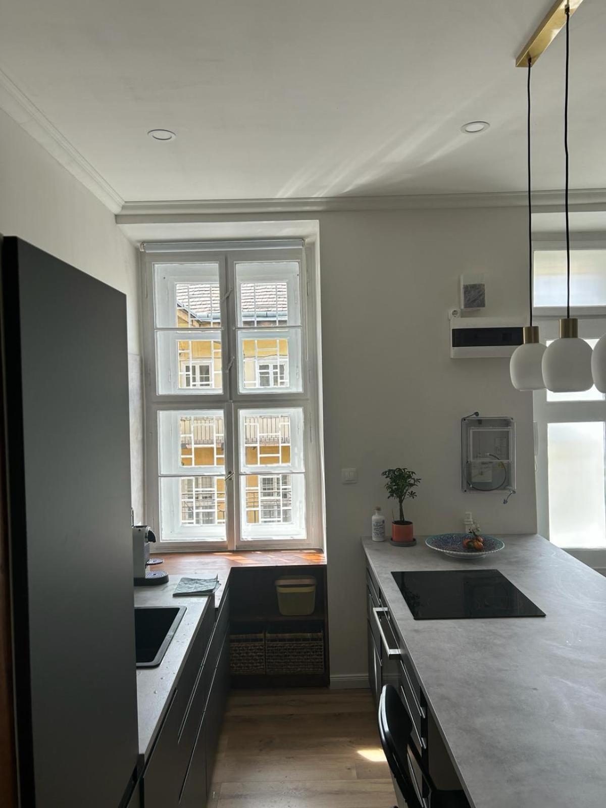 King 28 In The City Center Apartman *
