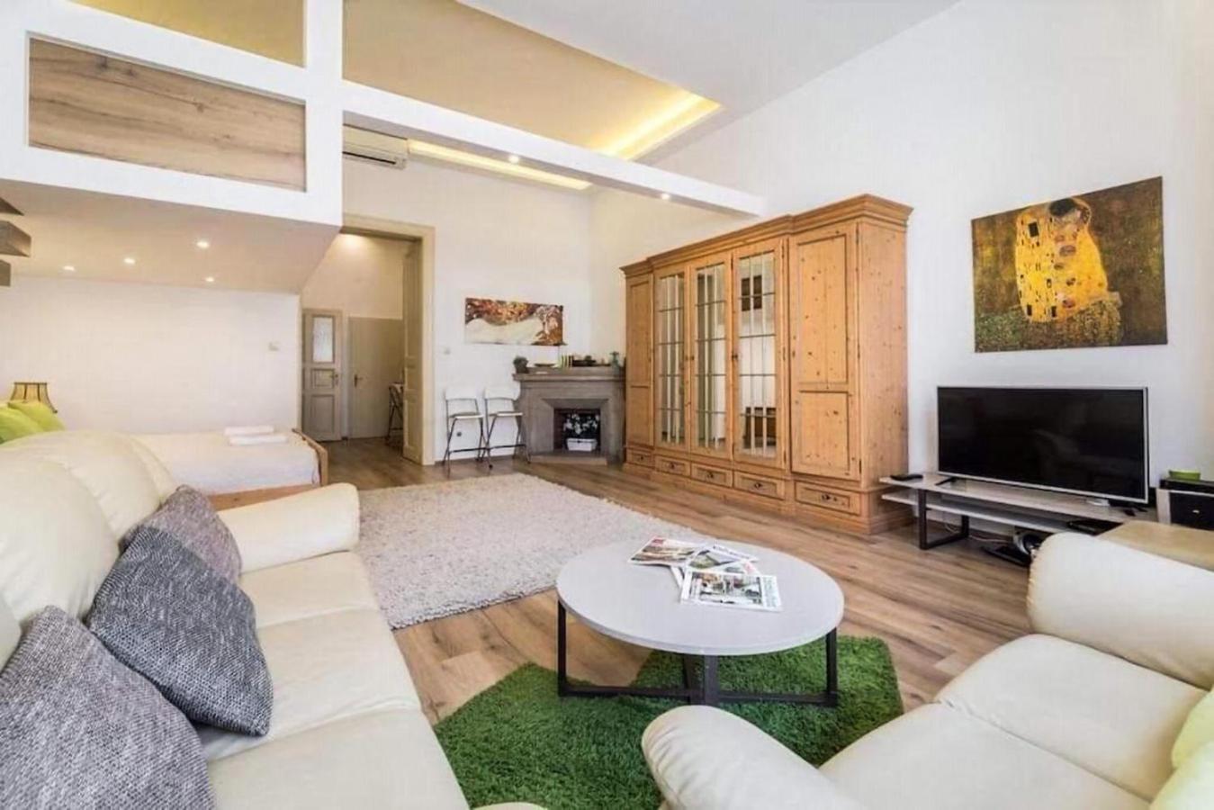 Spacious In The Apartment Budapest