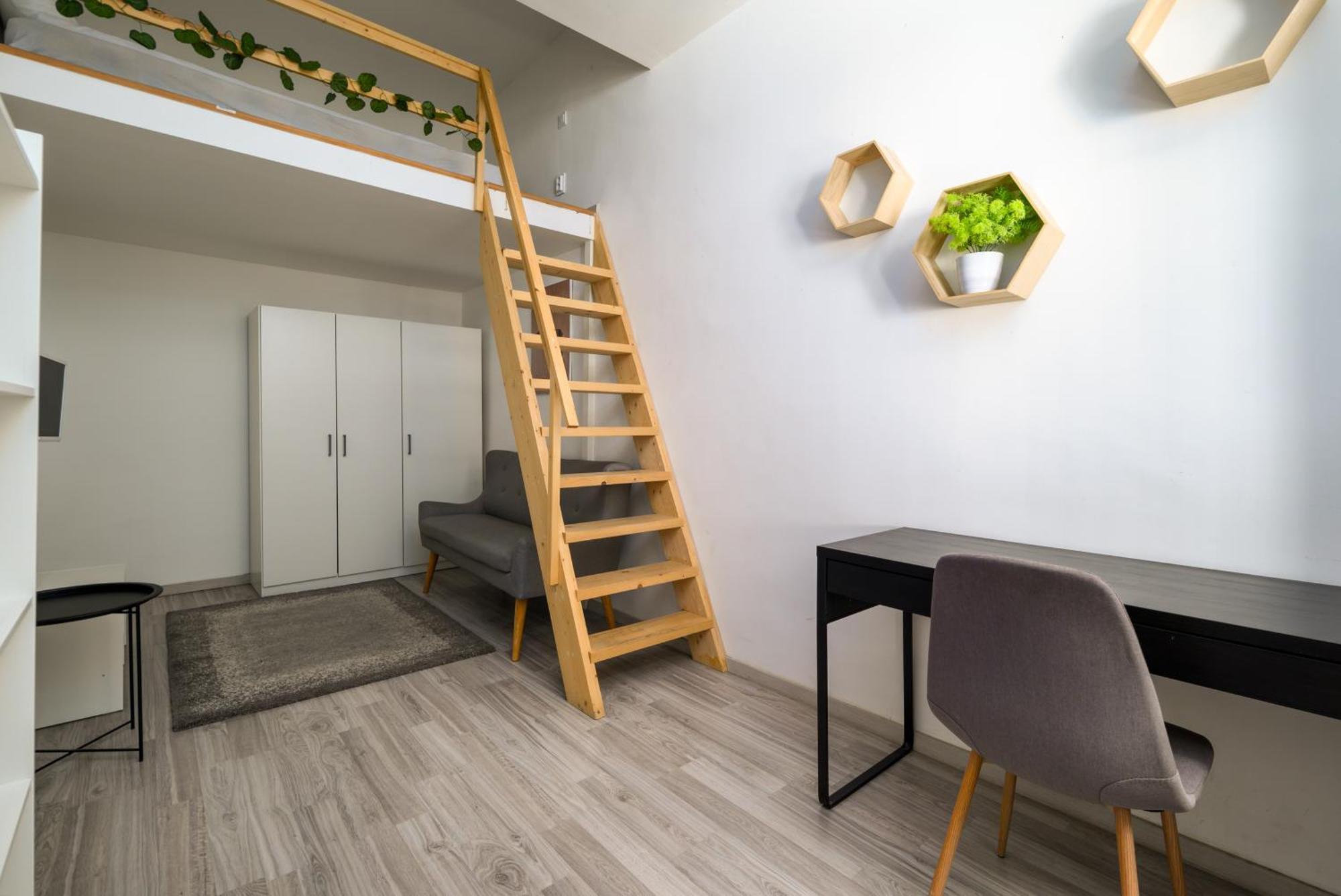 Apartamento 5 Bedrooms Keleti-home *
