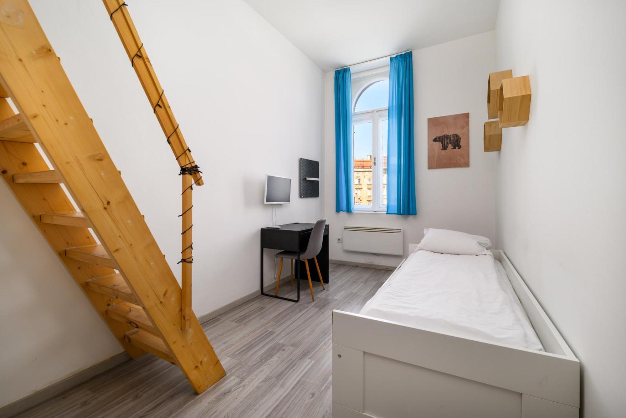 Apartamento 5 Bedrooms Keleti-home *