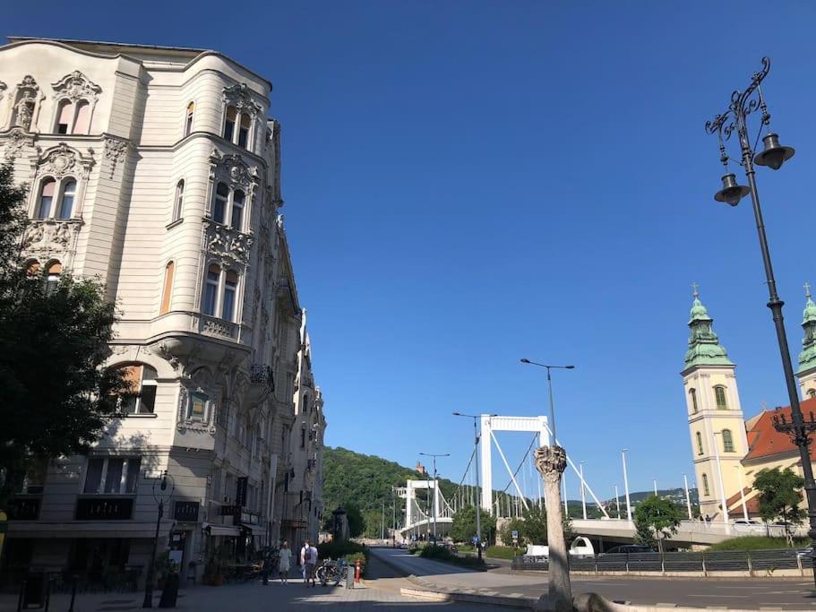 & Danube View Boedapest