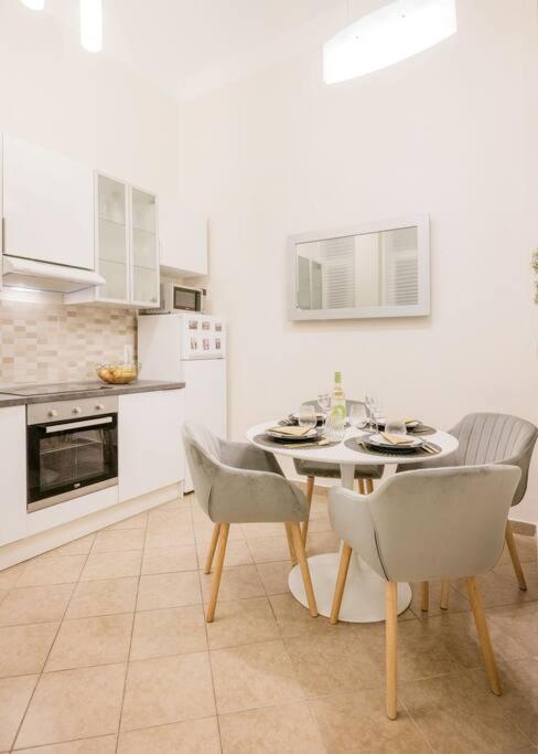 Modern And Stylish 2-bedroom In The Center Apartmán *