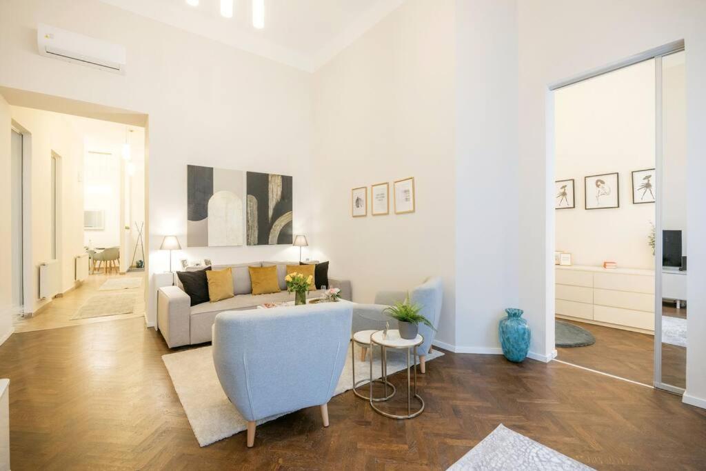 Modern And Stylish 2-bedroom In The Center