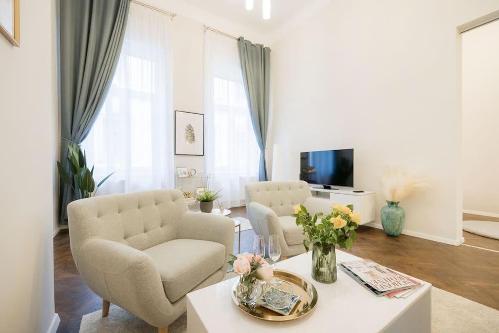 Modern And Stylish 2-bedroom In The Center Apartmán