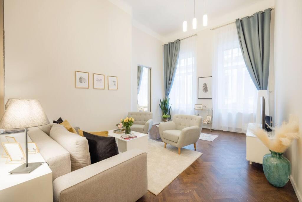 Modern And Stylish 2-bedroom In The Center Apartment *