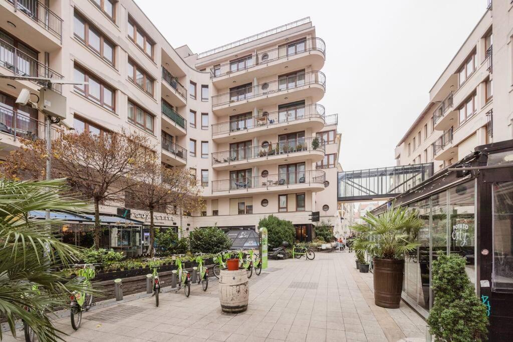 Stylish With Balcony In Appartement