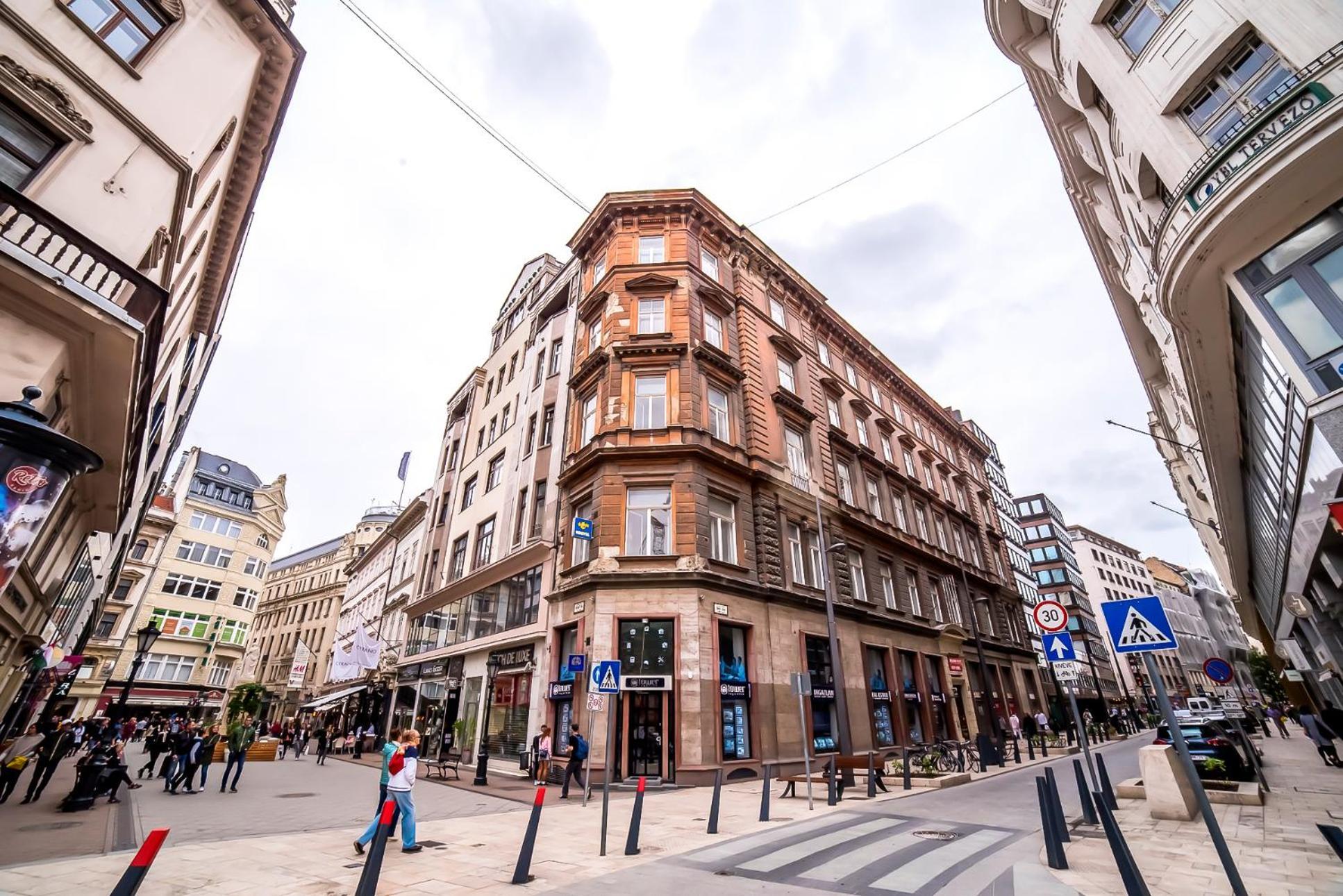 2b & * Budapest