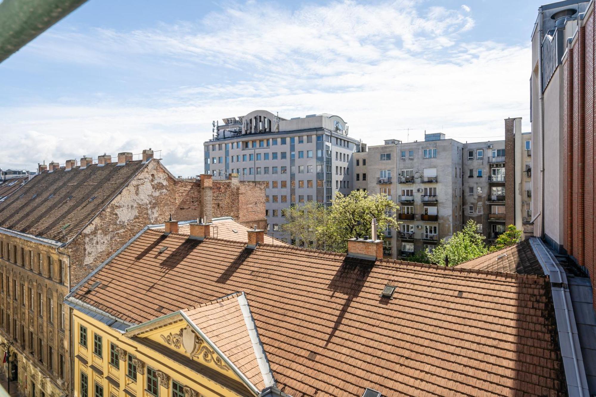 Neo Rooftop With Ac Apartment