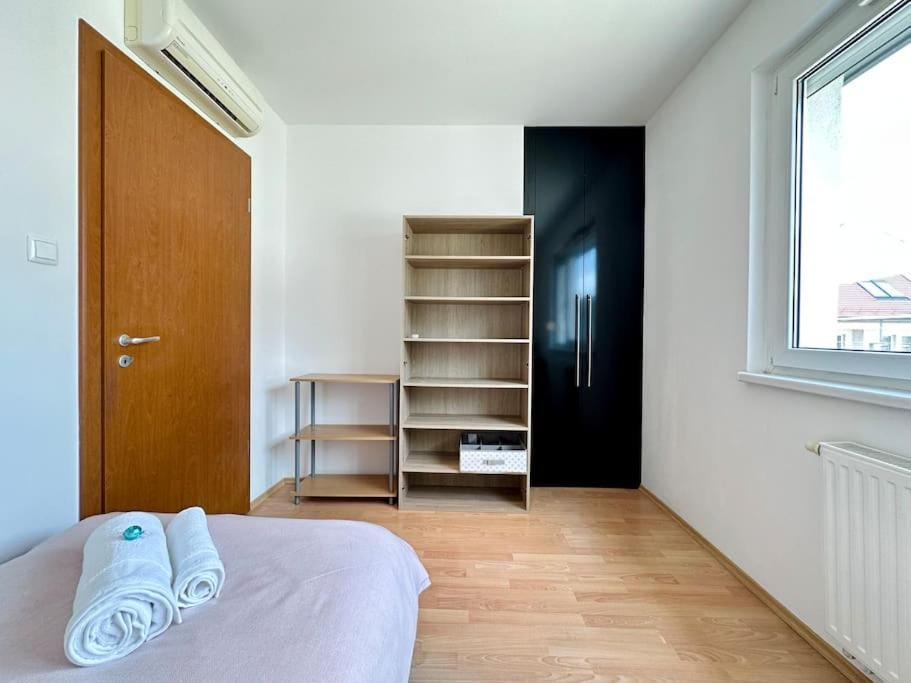 Riverside - Free Parking Apartment *