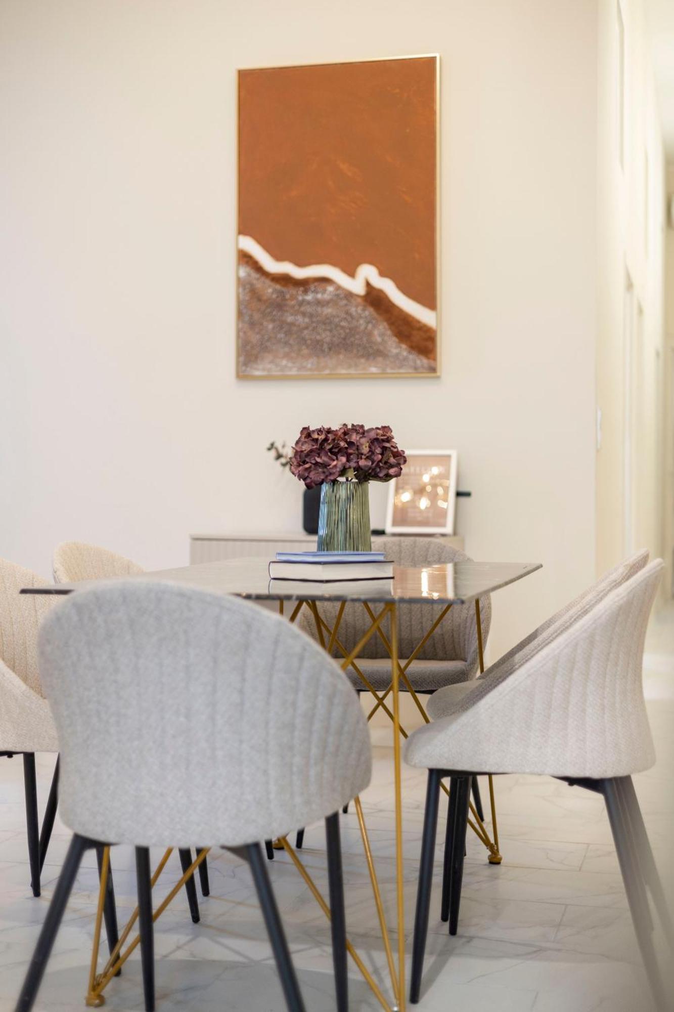 Cozy Boulevard In The Heart Of