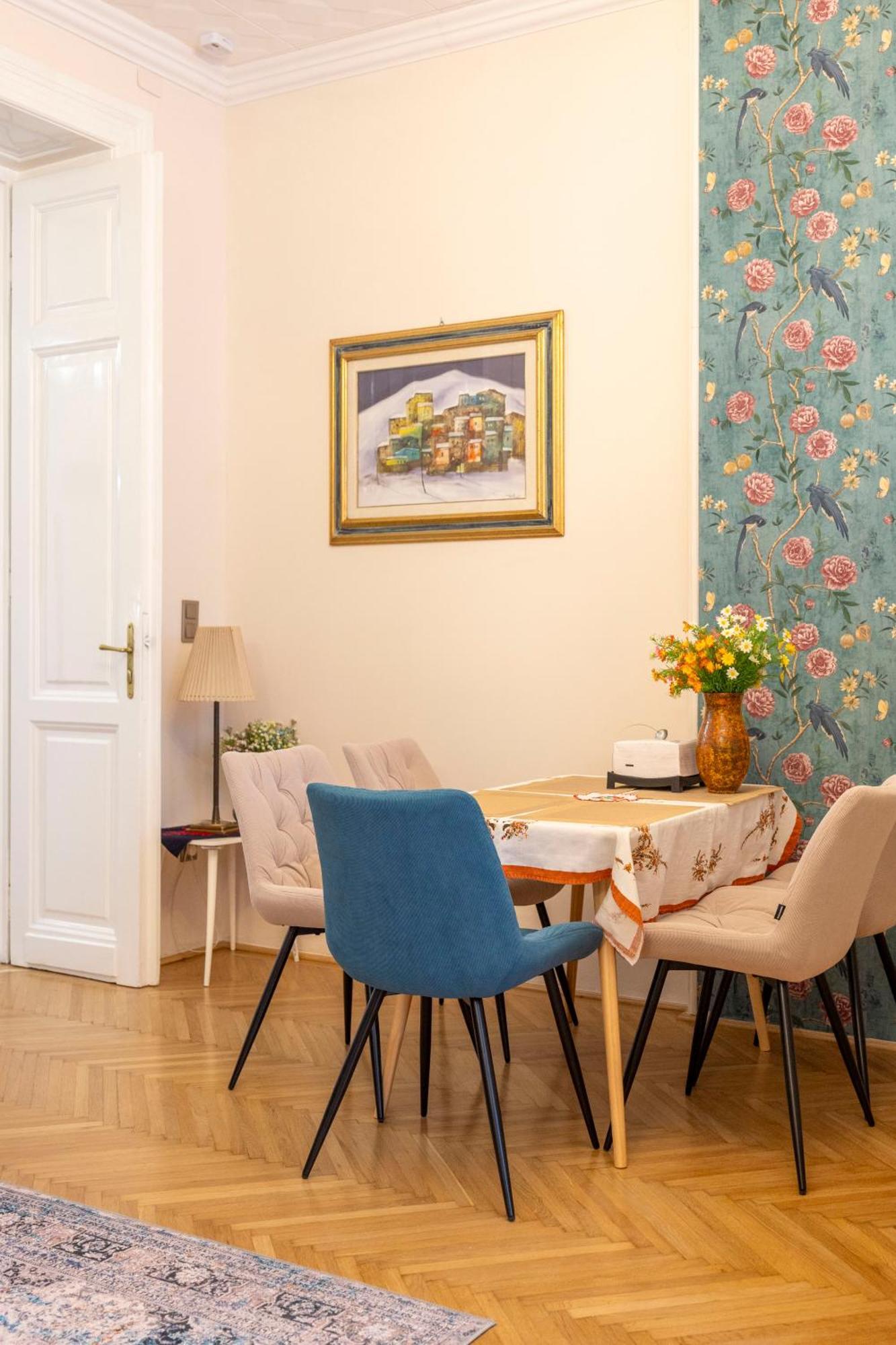 Deluxe In Art Nouveau House- With Garage Apartamento