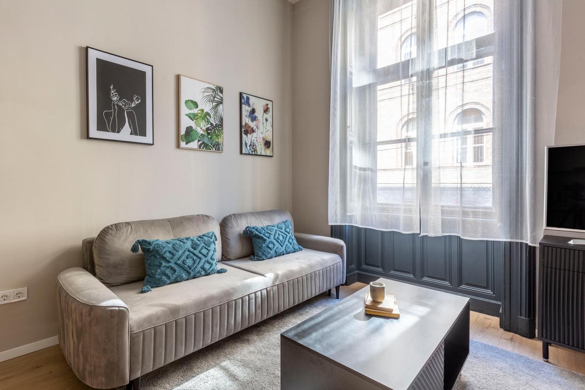 Luxurious & Spacious In The Kertesz Street Apartment Budapest