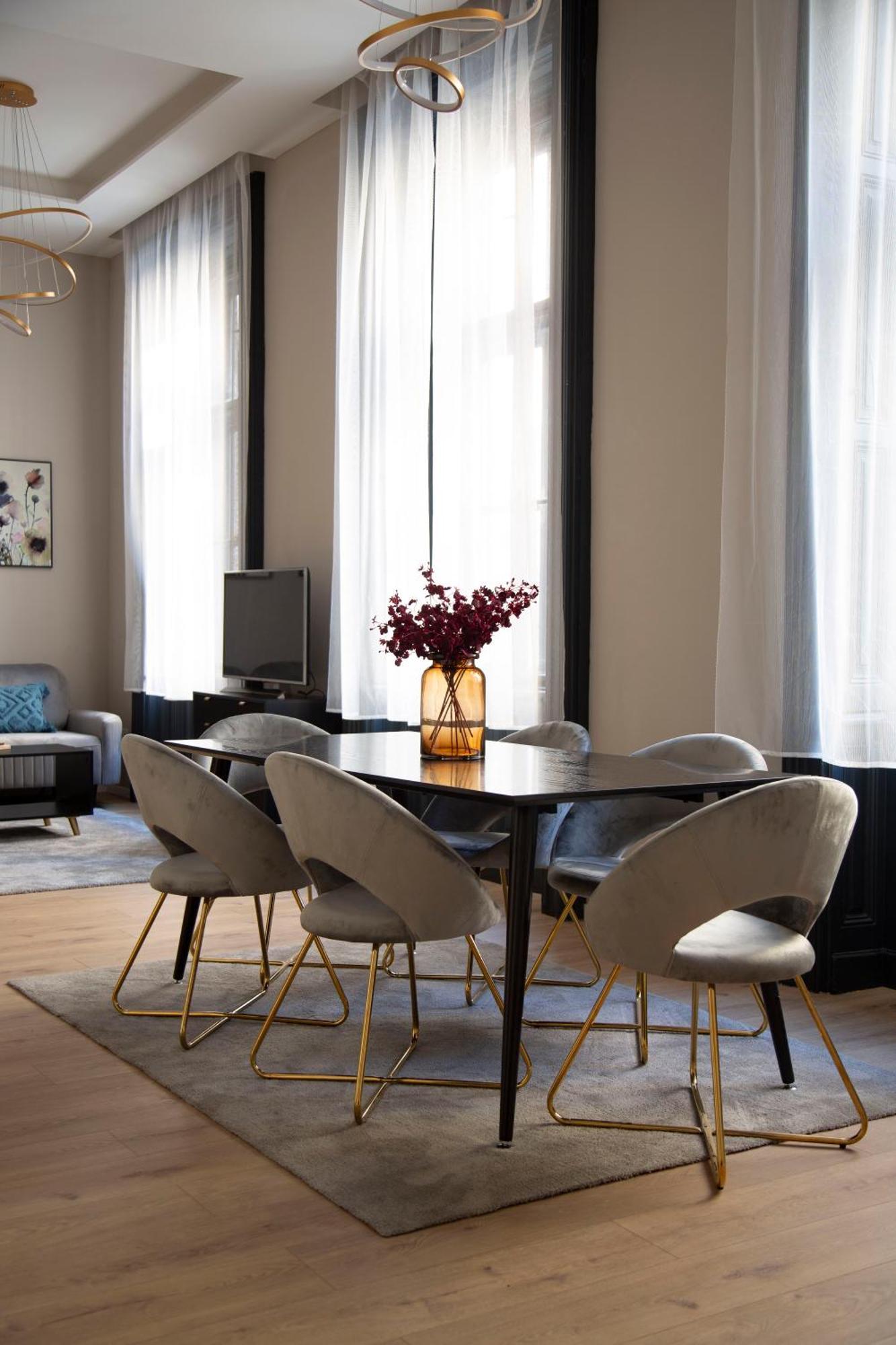 Luxurious & Spacious In The Kertesz Street Apartment