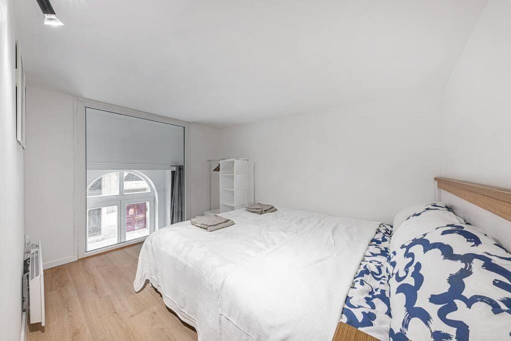 2 Bedroom Large Kitchen Flat On M1 Metro Budapest