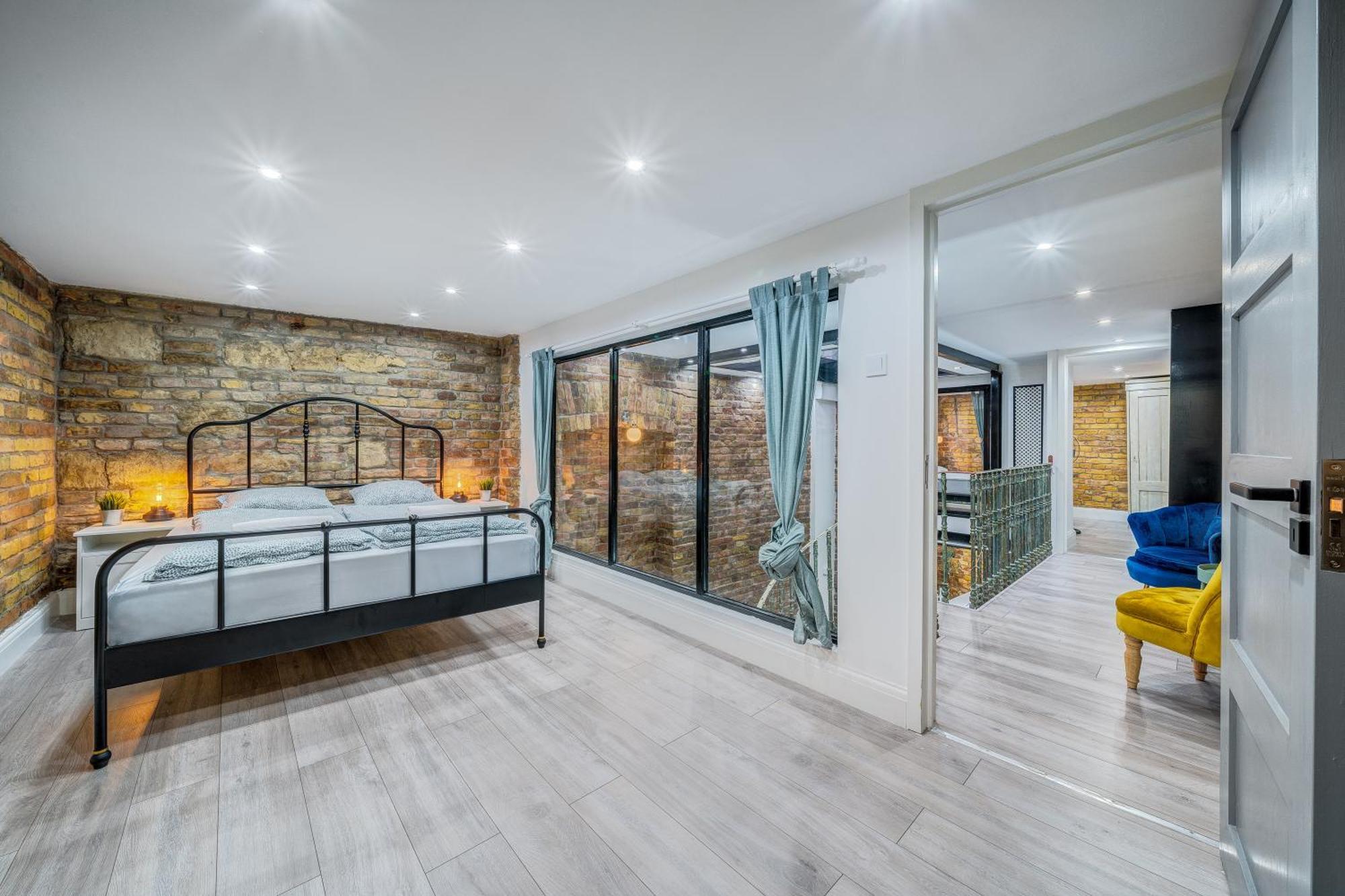 Center Loft Haven: Modern Elegance *
