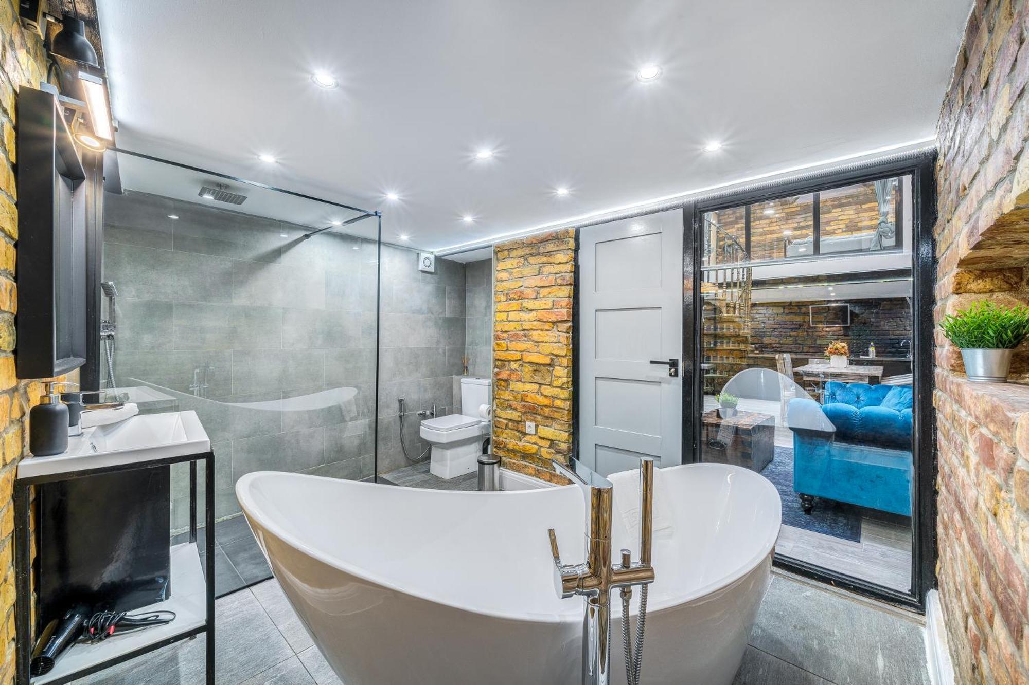 Center Loft Haven: Modern Elegance Appartement