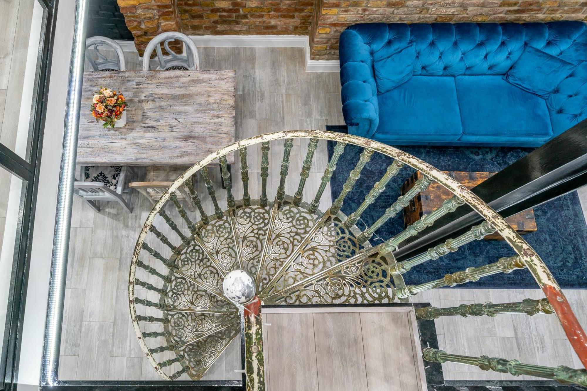 Center Loft Haven: Modern Elegance Appartement *