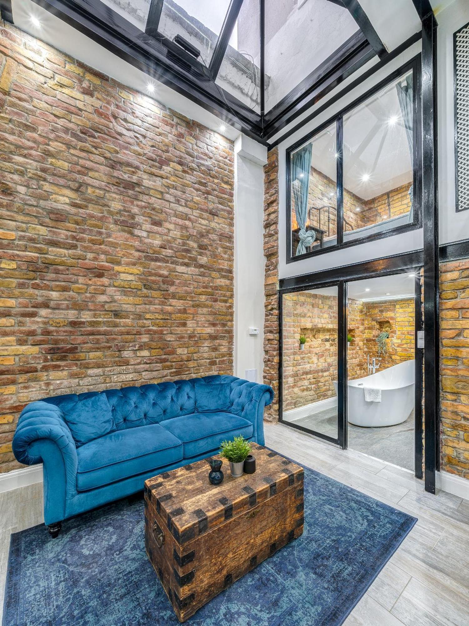 Center Loft Haven: Modern Elegance Appartement