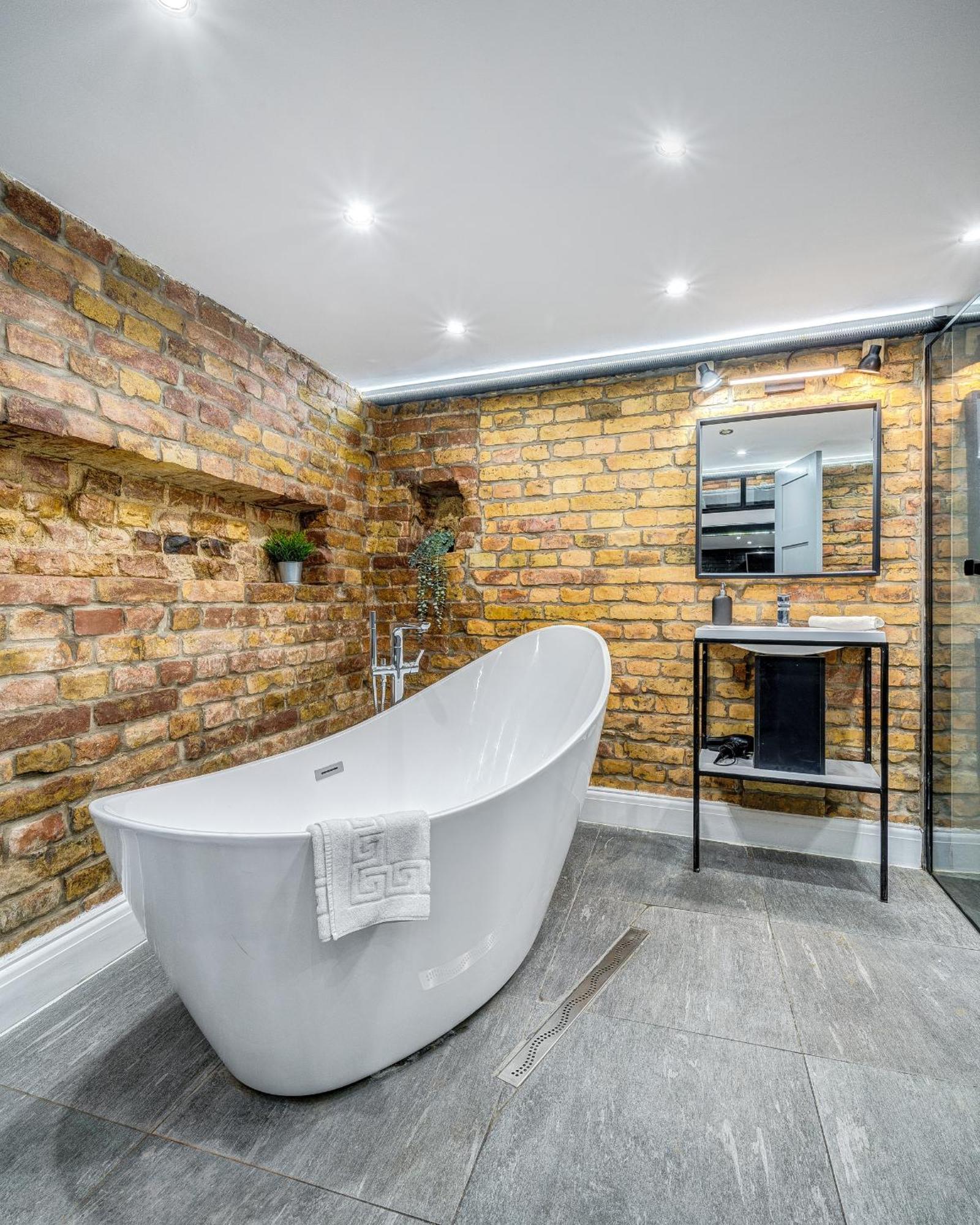 Center Loft Haven: Modern Elegance Appartement *