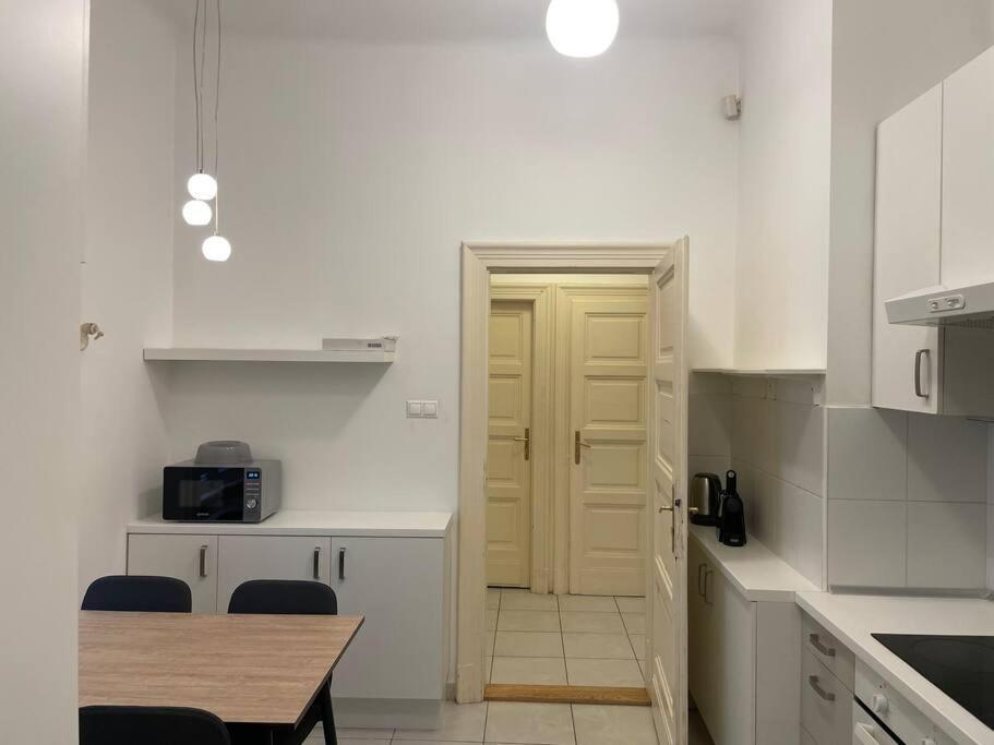 Apartment 3 Bedroom By The Parliament *
