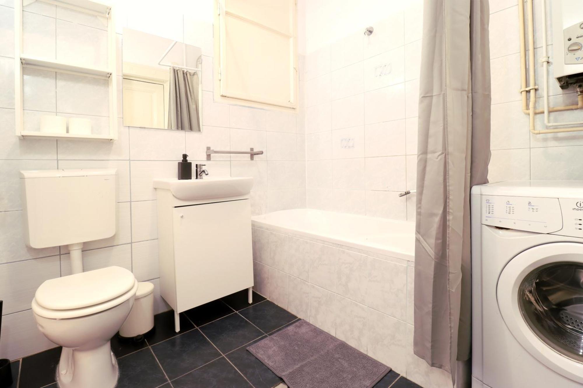 Joseph Boulevard - 3bdr, 2bath, 8ppl Apartman Budapest