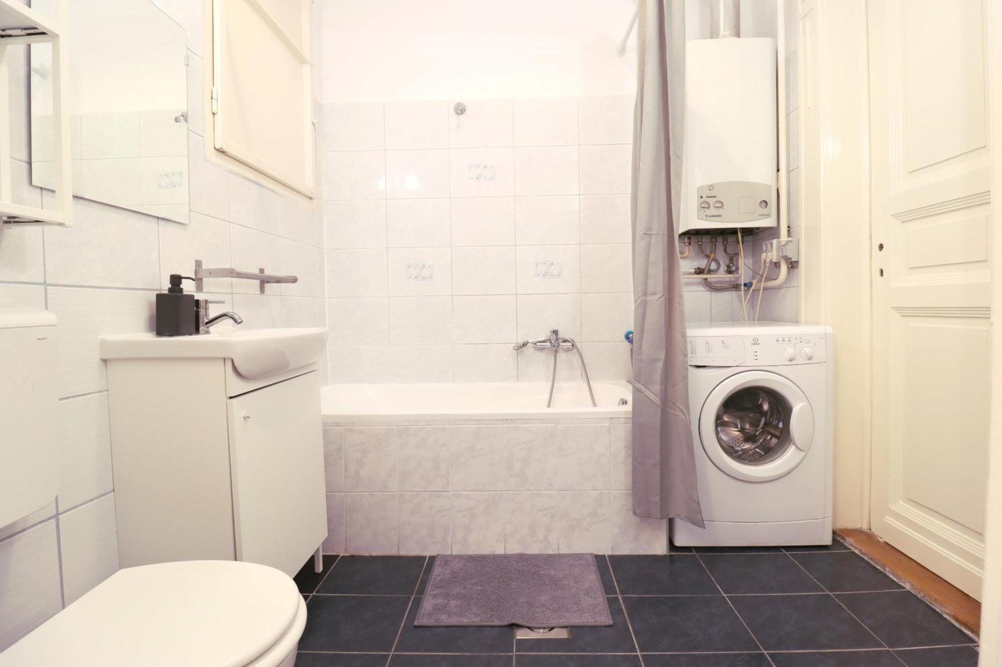 Joseph Boulevard - 3bdr, 2bath, 8ppl Apartman Budapest