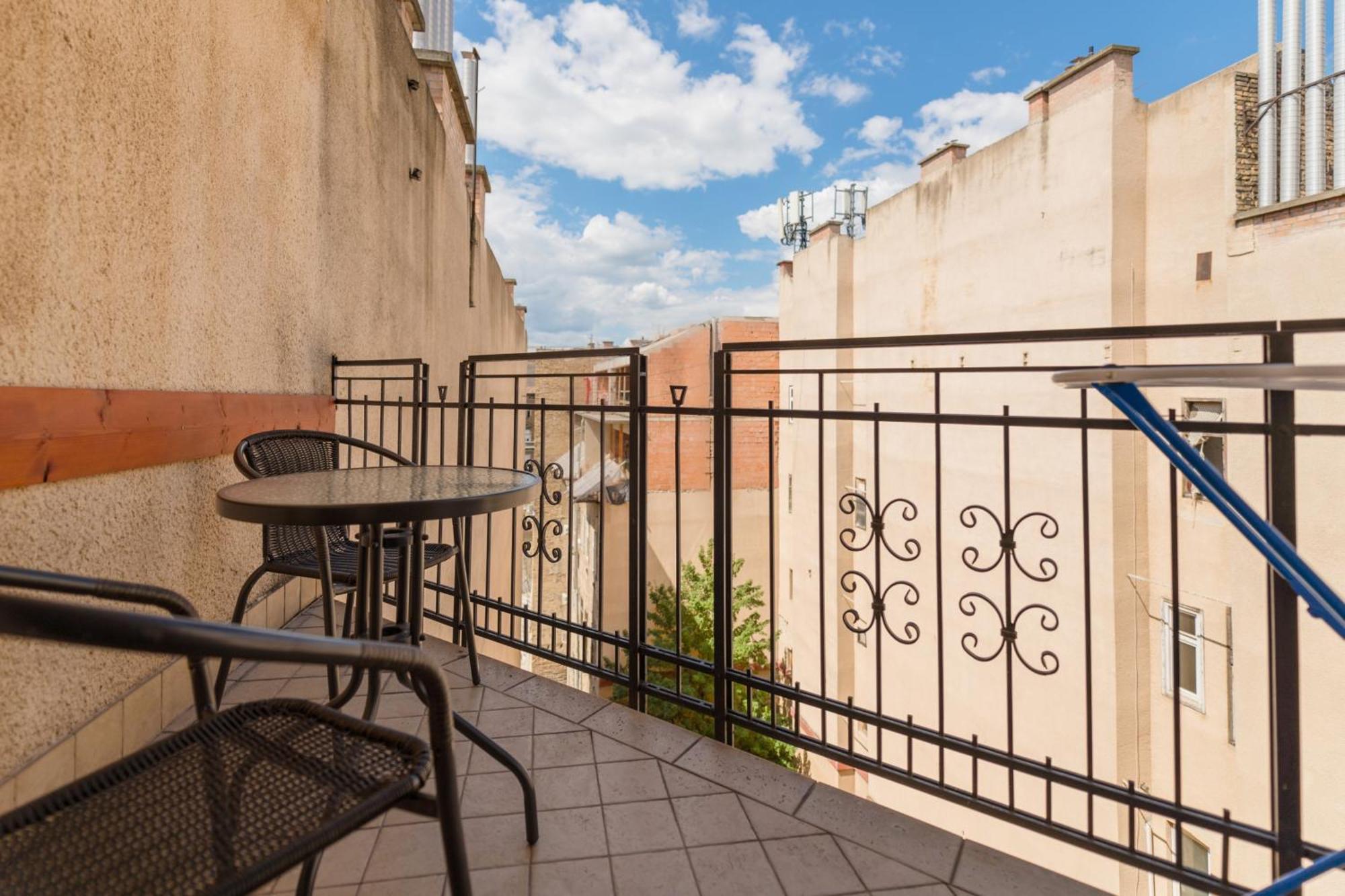 King's Haven Downtown With Balcony