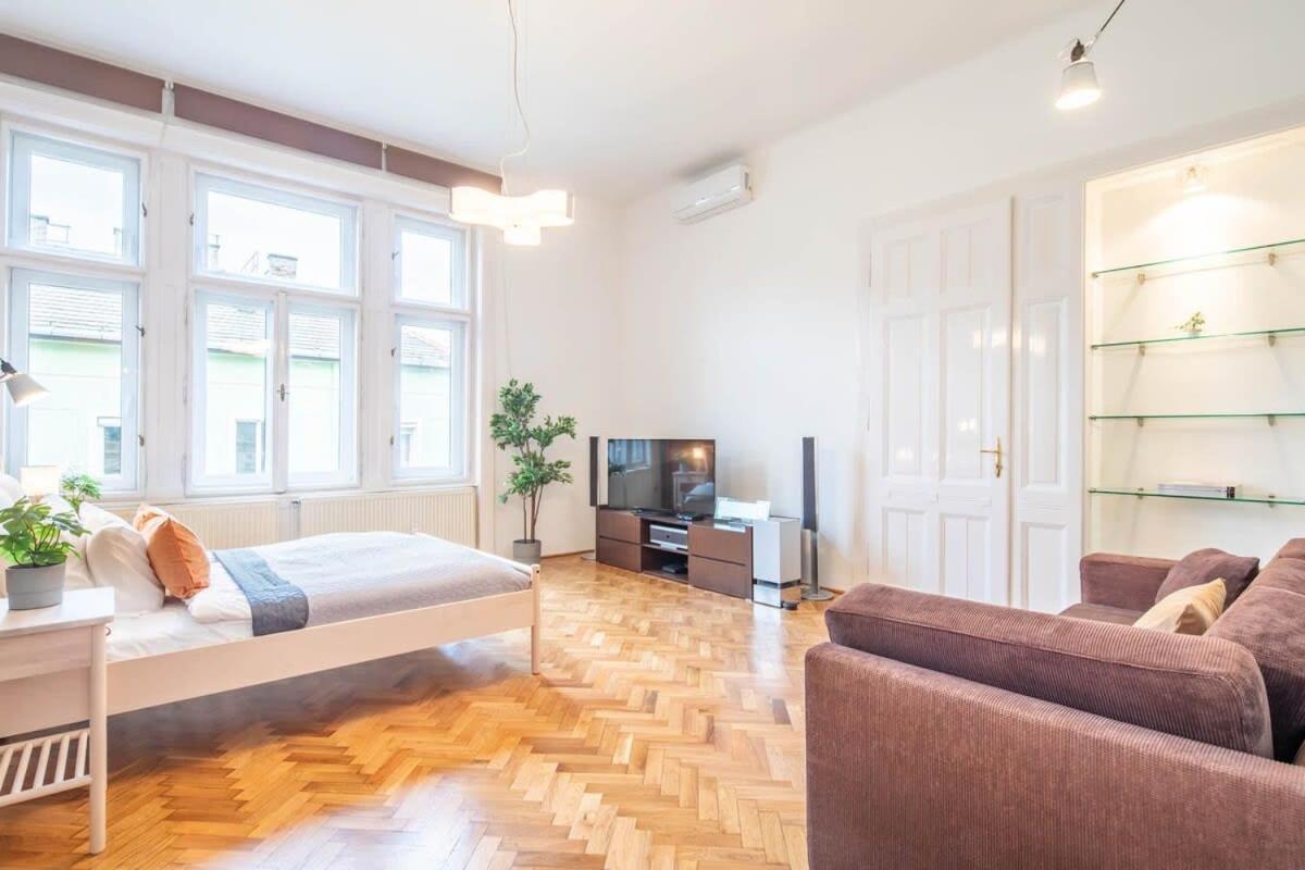 Super Large - Super Comfy With Balcony Apartman *