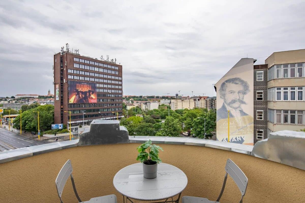 Super Large - Super Comfy With Balcony Apartman
