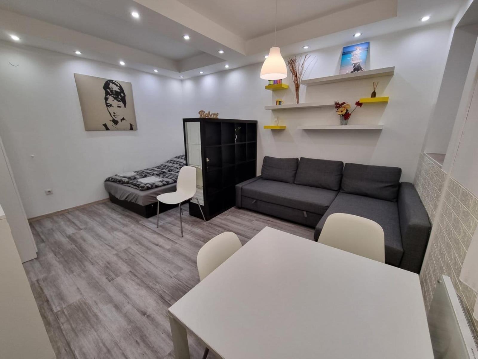 Cozy Family In Apartman