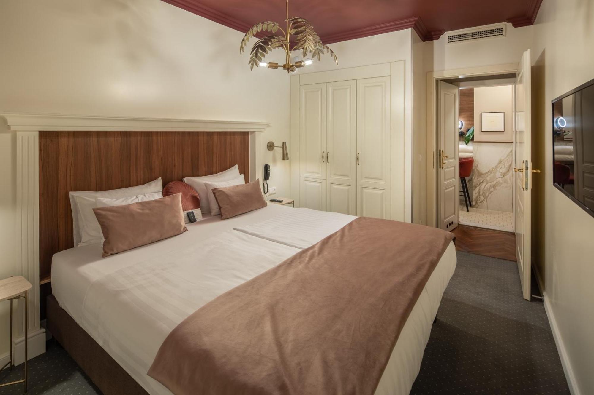Hotell Queen's Court & Budapest