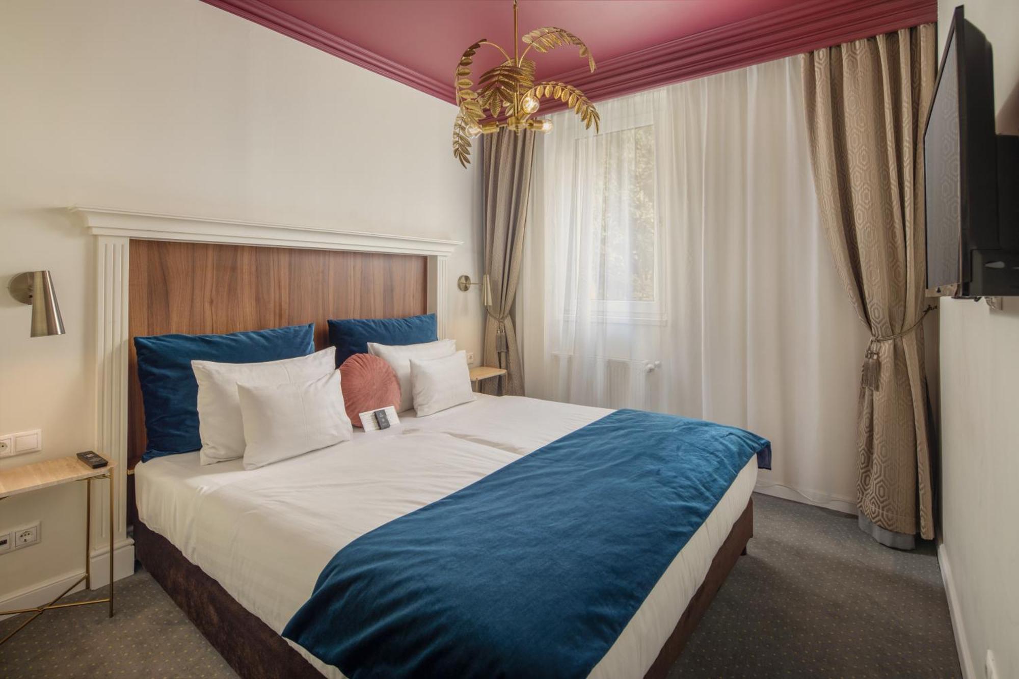 Queen's Court & Hotell 5*