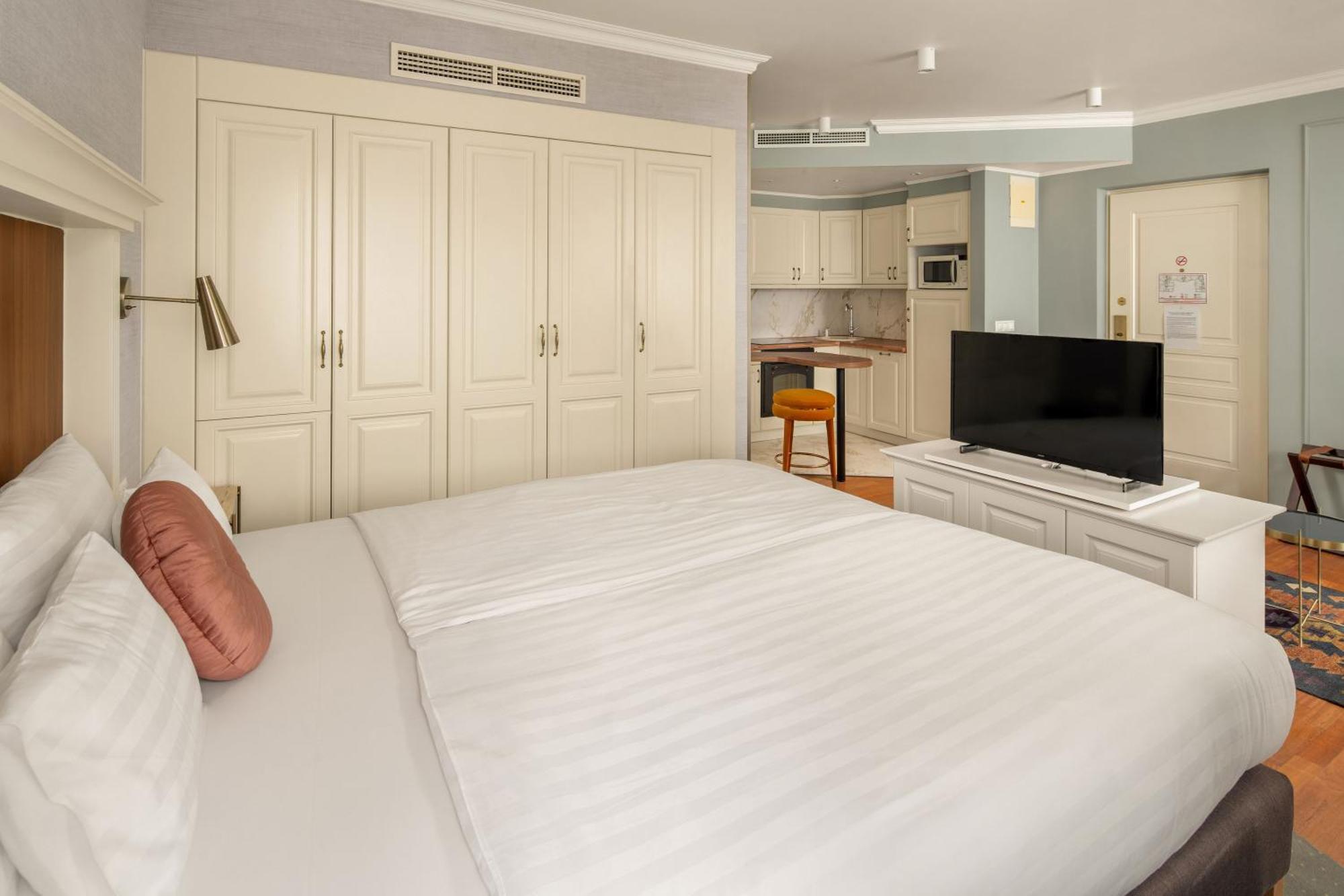 Queen's Court & Hotell 5*